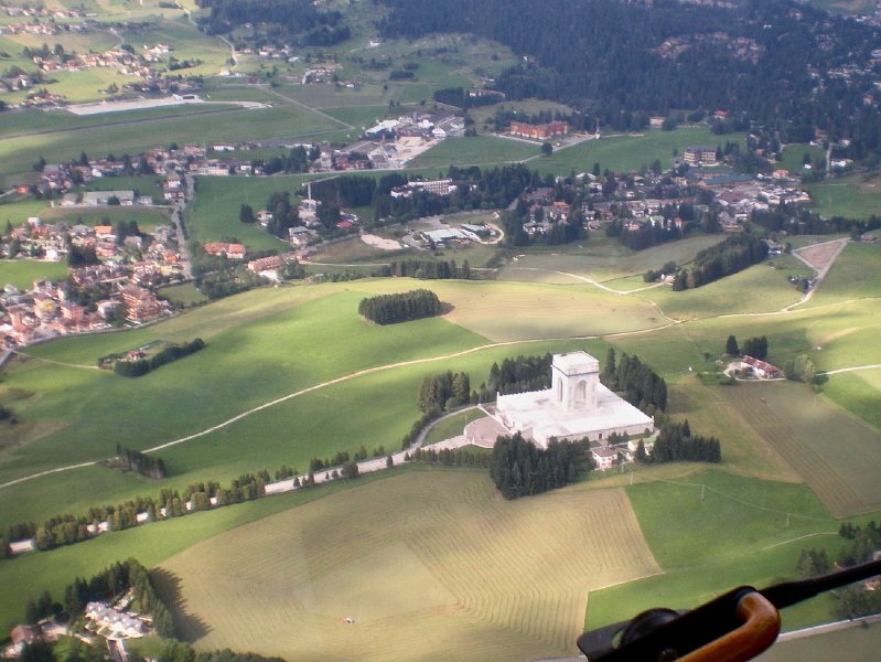 monumento ai caduti.jpg - Sacrario Militare di Asiago